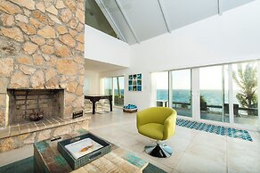 Island Escape: Secluded Beachfront Cottage With Pool