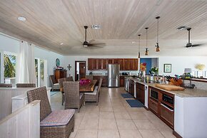 Caribbean Dream: Luxurious Villa With Private Beach Access