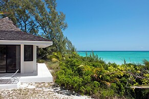 Tropical Hideaway: Charming Cottage Near Pink Sands Beach