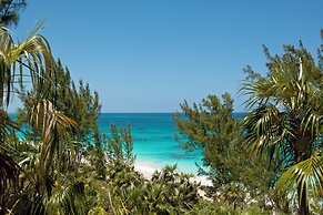 Tropical Hideaway: Charming Cottage Near Pink Sands Beach