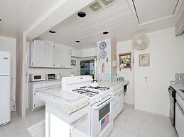 Tropical Hideaway: Charming Cottage Near Pink Sands Beach