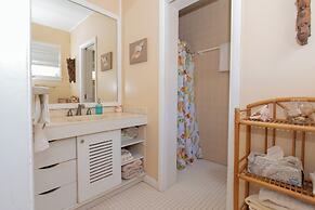 Island Oasis: Beachfront Retreat With Infinity Pool