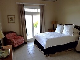 Coastal Charm: Newly Renovated Historic Cottage On The Beach