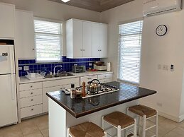 Coastal Charm: Newly Renovated Historic Cottage On The Beach