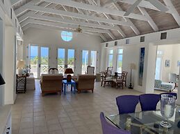 Coastal Charm: Newly Renovated Historic Cottage On The Beach