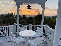 Coastal Charm: Newly Renovated Historic Cottage On The Beach