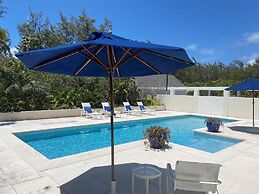 Coastal Charm: Newly Renovated Historic Cottage On The Beach