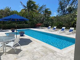 Coastal Charm: Newly Renovated Historic Cottage On The Beach