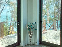 Seaside Serenity: Elegant Beachfront Escape