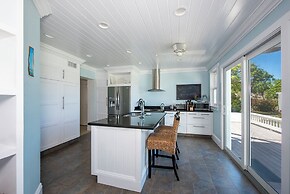 Waterfront Wonder: Cottage With Stunning Views