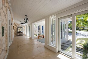 Waterfront Wonder: Cottage With Stunning Views