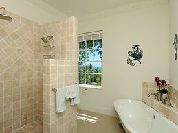 Waterfront Wonder: Cottage With Stunning Views