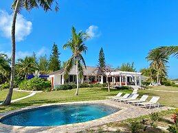 Coastal Haven: Newly Renovated Beachfront Cottage With Pool