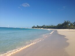 Coastal Haven: Newly Renovated Beachfront Cottage With Pool