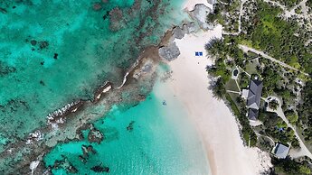 Coastal Haven: Newly Renovated Beachfront Cottage With Pool