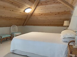 Coastal Haven: Newly Renovated Beachfront Cottage With Pool