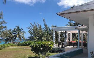 Coastal Haven: Newly Renovated Beachfront Cottage With Pool