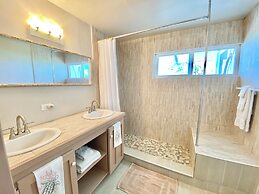 Coastal Haven: Newly Renovated Beachfront Cottage With Pool