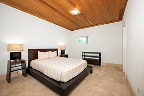 Contemporary Comfort: Stunning Villa With Pool & Restaurant