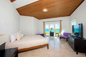 Contemporary Comfort: Stunning Villa With Pool & Restaurant