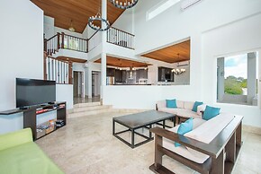 Contemporary Comfort: Stunning Villa With Pool & Restaurant