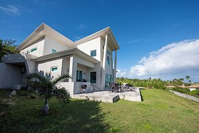 Contemporary Comfort: Stunning Villa With Pool & Restaurant