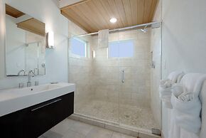 Contemporary Comfort: Stunning Villa With Pool & Restaurant