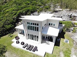 Contemporary Comfort: Stunning Villa With Pool & Restaurant