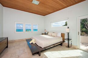 Contemporary Comfort: Stunning Villa With Pool & Restaurant