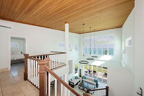 Contemporary Comfort: Stunning Villa With Pool & Restaurant