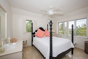 Cotton Bay Oasis: Grand Estate On Private Acres