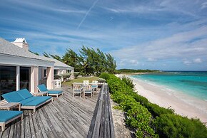 Cotton Bay Oasis: Grand Estate On Private Acres