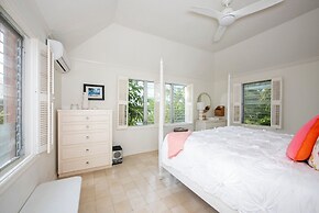 Cotton Bay Oasis: Grand Estate On Private Acres