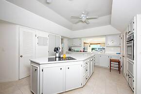 Cotton Bay Oasis: Grand Estate On Private Acres