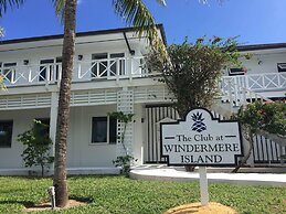 Coastal Chic: Stylish Condo On Windermere Beach