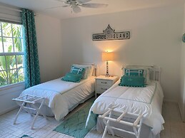 Coastal Chic: Stylish Condo On Windermere Beach