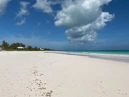 Coastal Chic: Stylish Condo On Windermere Beach