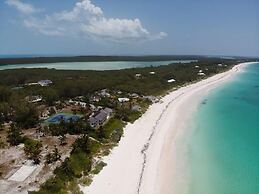 Coastal Chic: Stylish Condo On Windermere Beach