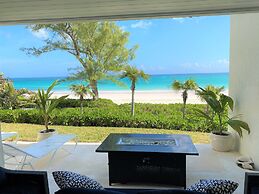 Coastal Chic: Stylish Condo On Windermere Beach