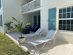 Coastal Chic: Stylish Condo On Windermere Beach