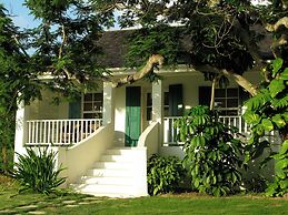 Pink Sands Paradise: Luxury Estate With Pool