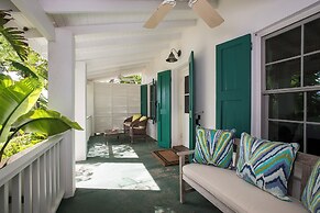 Pink Sands Paradise: Luxury Estate With Pool