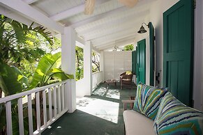 Pink Sands Paradise: Luxury Estate With Pool