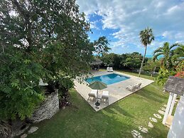 Pink Sands Paradise: Luxury Estate With Pool