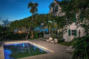 Pink Sands Paradise: Luxury Estate With Pool