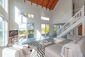 French Leave Delight: Beachfront Haven With Loft