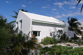 French Leave Delight: Beachfront Haven With Loft