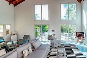 French Leave Delight: Beachfront Haven With Loft