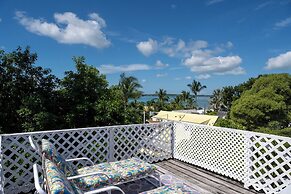 Island Serenity: Charming Watercolor Cottage Near Beach