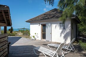 Pink Sands Retreat: Secluded Estate With Pool